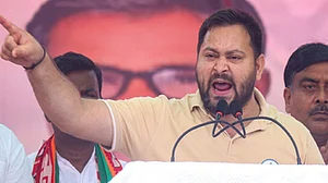 चुनाव आयोग मर चुका है क्या? तेजस्वी ने खुलेआम हिंसा और महिलाओं को पैसे भेजने पर उठाया सवाल