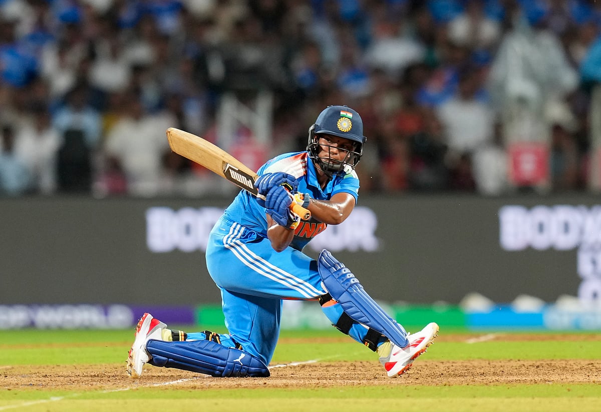 महिला विश्व कप फाइनल: भारत ने दक्षिण अफ्रीका को दिया 299 का लक्ष्य, शेफाली-दीप्ति ने लगाए अर्धशतक