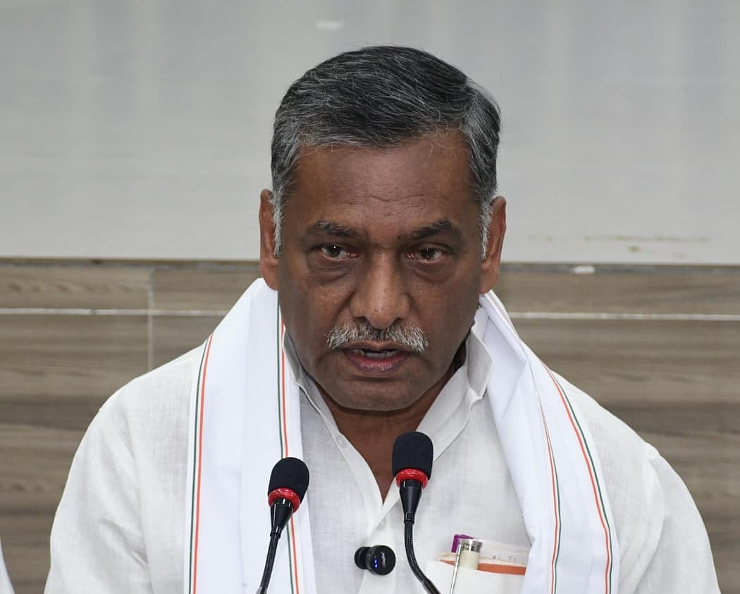 बिहार चुनाव: अखिलेश प्रसाद सिंह का सरकार पर हमला, 'अगर नौकरियां दी जातीं तो बिहार से युवा पलायन नहीं करते'