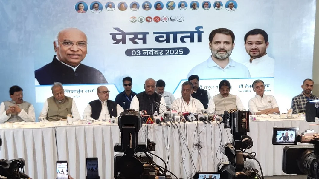 नीतीश को डुबाने की चाल चल रहे हैं पीएम मोदी, चुनाव बाद दूध से मक्खी की तरह बाहर निकाल फेकेंगे: खड़गे