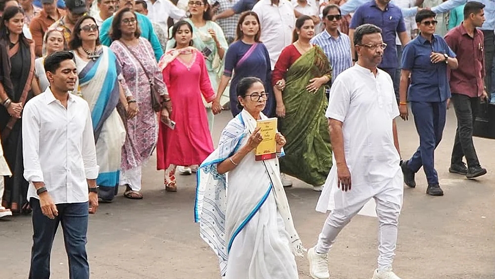 कोलकाता में TMC ने SIR के खिलाफ निकाली रैली, ममता बनर्जी ने किया नेतृत्व, बताया 'चुपचाप अदृश्य हेराफेरी'