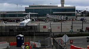 अमेरिका में शटडाउन से हवाई अड्डे बुरी तरह प्रभावित, हजारों उड़ानें देर से चलीं, यात्रियों को हो रही परेशानी