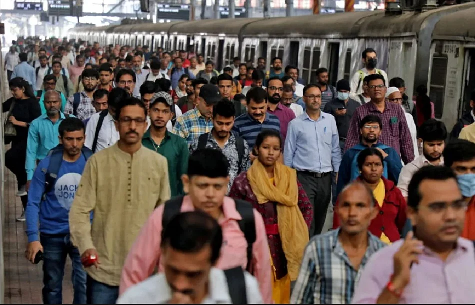 लोकतंत्र को दरकते-टूटते चुपचाप देखता लाभार्थी मध्य वर्ग