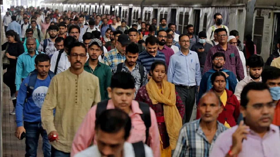 लोकतंत्र को दरकते-टूटते चुपचाप देखता लाभार्थी मध्य वर्ग