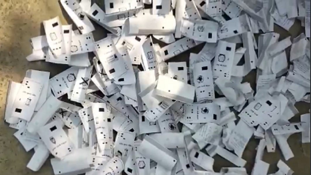 बिहार चुनाव: समस्तीपुर में सड़क किनारे हजारों वीवीपैट पर्चियां मिलीं, बवाल मचने पर दो अफसर सस्पेंड, FIR दर्ज