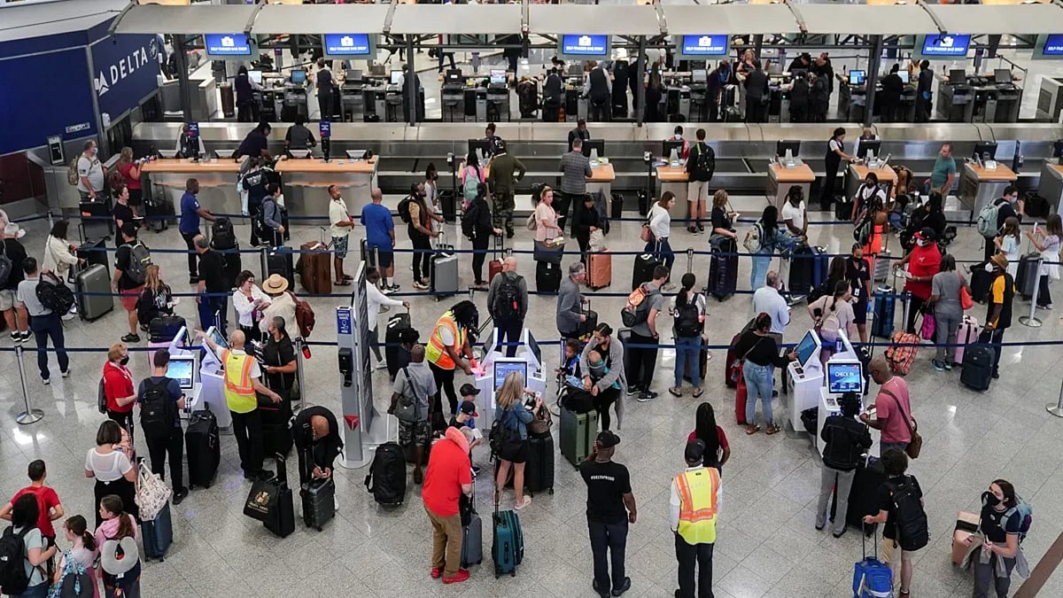 शटडाउन से अमेरिकी हवाई यातायात ठप, 2,000 उड़ानें रद्द, 8,000 उड़ानों में देरी, 40 एयरपोर्ट्स पर संचालन घटाया गया