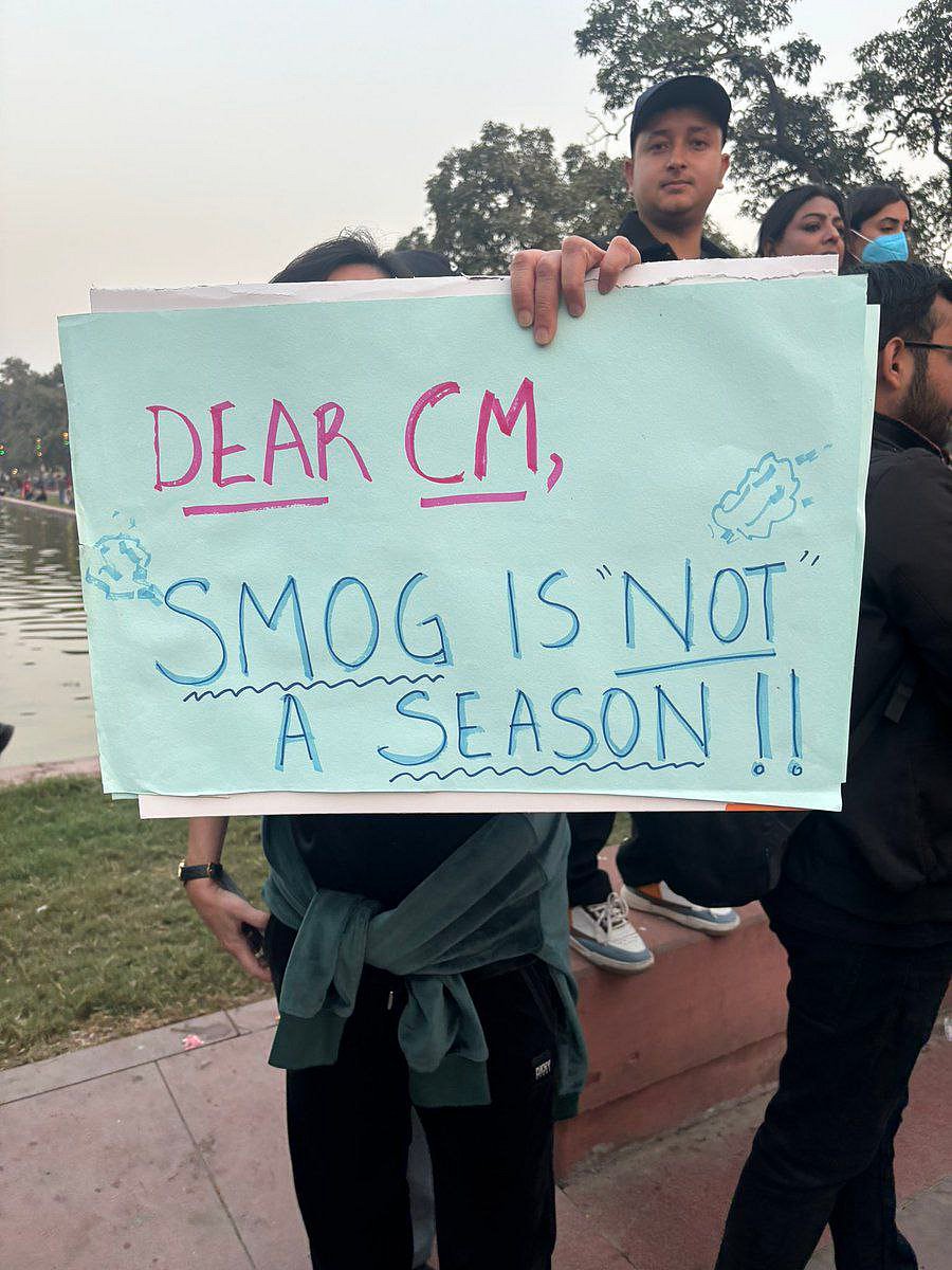 दिल्ली में बढ़ते वायु प्रदूषण के खिलाफ अभिभावकों, कार्यकर्ताओं का इंडिया गेट पर प्रदर्शन, '10 साल कम जी पाएंगे'