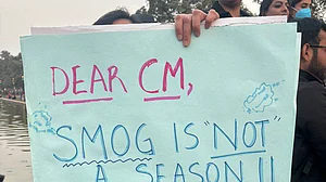 दिल्ली में बढ़ते वायु प्रदूषण के खिलाफ अभिभावकों, कार्यकर्ताओं का इंडिया गेट पर प्रदर्शन, '10 साल कम जी पाएंगे'