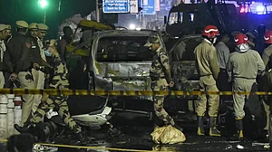 दिल्ली में लाल किला के पास कार में भीषण धमाका, 8 लोगों की मौत, कई लोग गंभीर रूप से घायल (फोटोः विपिन)