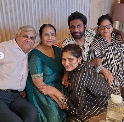 सिनेजीवन: धर्मेंद्र ब्रीच कैंडी हॉस्पिटल में भर्ती, वेंटिलेटर सपोर्ट पर अभिनेता और महाकालेश्वर पहुंचीं दिव्या दत्ता