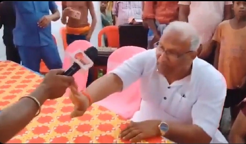 बिहार चुनावः पत्रकार ने पूछा 20 साल का काम तो BJP नेता ने खोया आपा, हाथ मरोड़ा और पीटा, जेल भेजने की दी धमकी