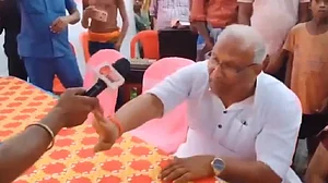 पत्रकार ने पूछा 20 साल का काम तो BJP नेता ने खोया आपा, हाथ मरोड़ा और पीटा, जेल भेजने की दी धमकी