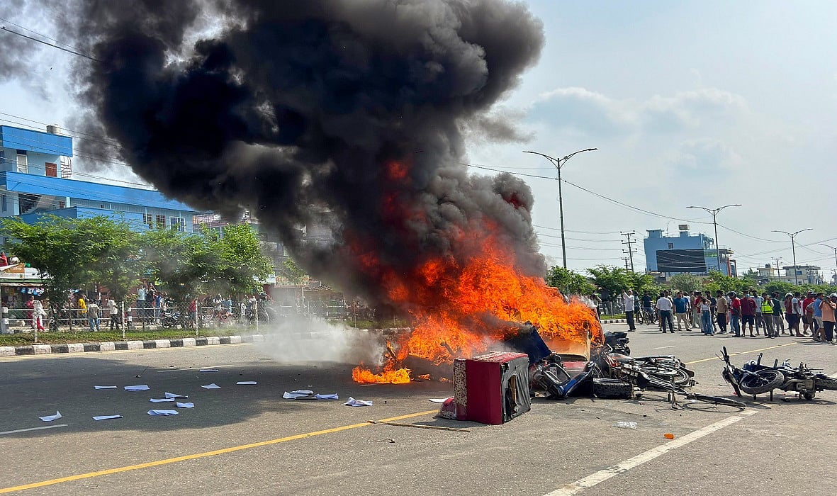 नेपाल के मधेश में भड़की हिंसा, जनकपुरधाम के सीएम ऑफिस में जमकर तोड़फोड़, सड़कों पर आगजनी