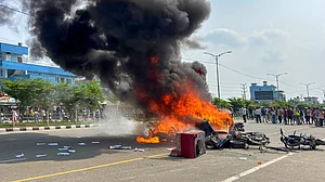 नेपाल के मधेश में भड़की हिंसा, जनकपुरधाम के सीएम ऑफिस में जमकर तोड़फोड़, सड़कों पर आगजनी