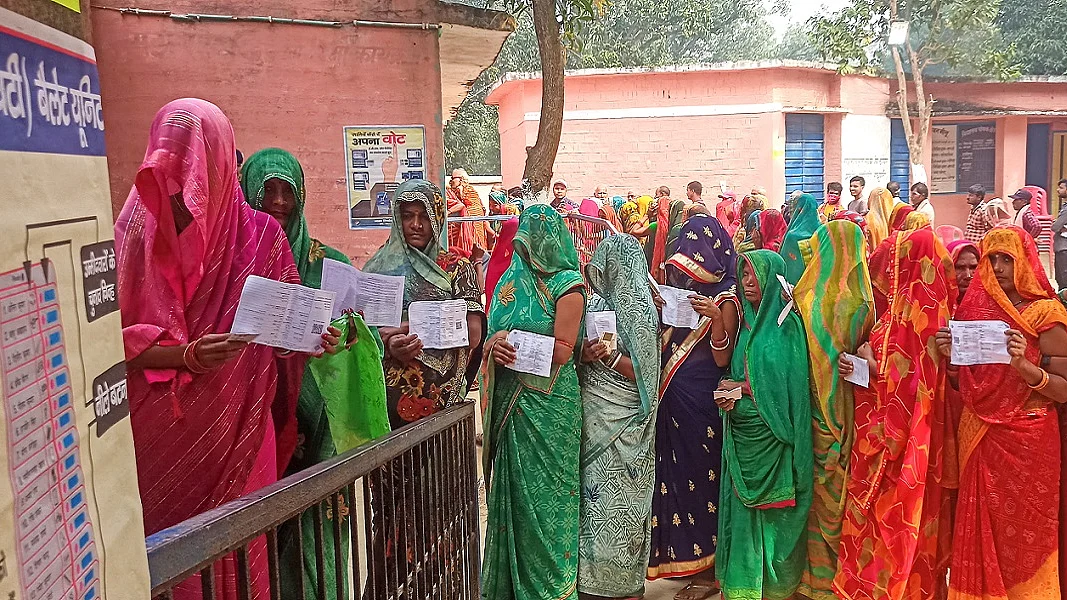 दोपहर तीन बजे तक 60 फीसदी से अधिक वोटिंग, मतदान केंद्रों पर मतदाताओं की लंबी कतार