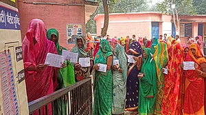 दोपहर तीन बजे तक 60 फीसदी से अधिक वोटिंग, मतदान केंद्रों पर मतदाताओं की लंबी कतार