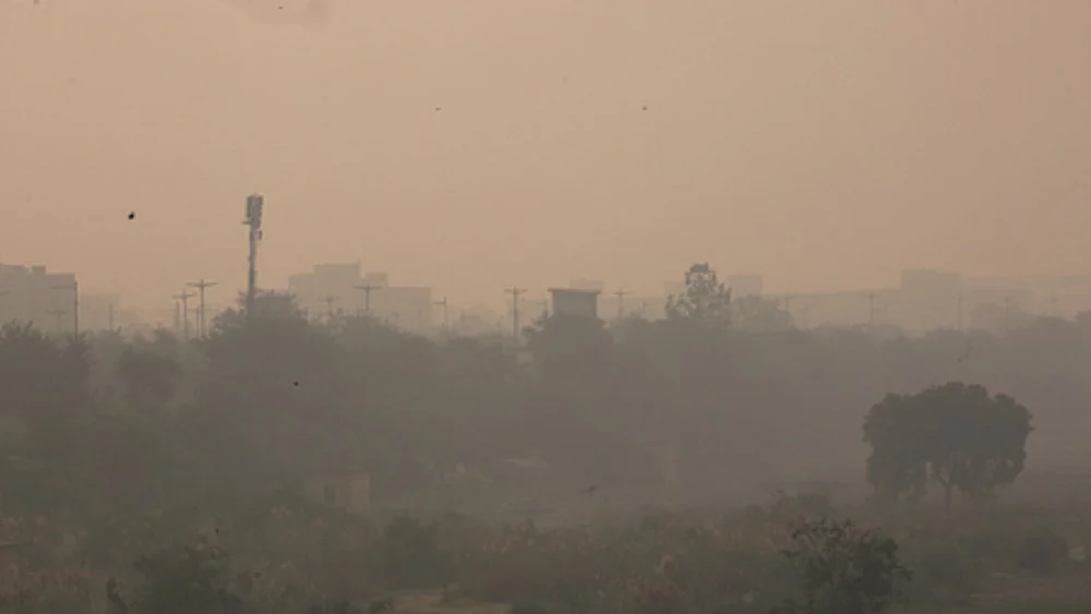 Delhi-NCR में हवा ‘गंभीर’ श्रेणी में पहुंची, ग्रेप का चरण-3 लागू, 5वीं तक सभी स्कूलों में हाइब्रिड मोड का आदेश