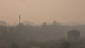 Delhi-NCR में हवा ‘गंभीर’ श्रेणी में पहुंची, ग्रेप का चरण-3 लागू, 5वीं तक सभी स्कूलों में हाइब्रिड मोड का आदेश