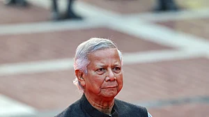 दुनिया की खबरें: बांग्लादेश में आगजनी और तोड़फोड़, अपने ही गेम में फंसे यूनुस और ट्रंप ने नेतन्याहू को माफ करने...