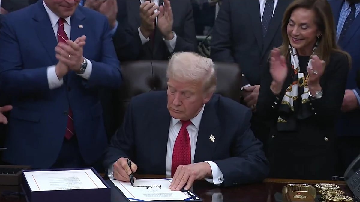 अमेरिका के राष्ट्रपति ट्रंप ने बिल पर किया हस्ताक्षर