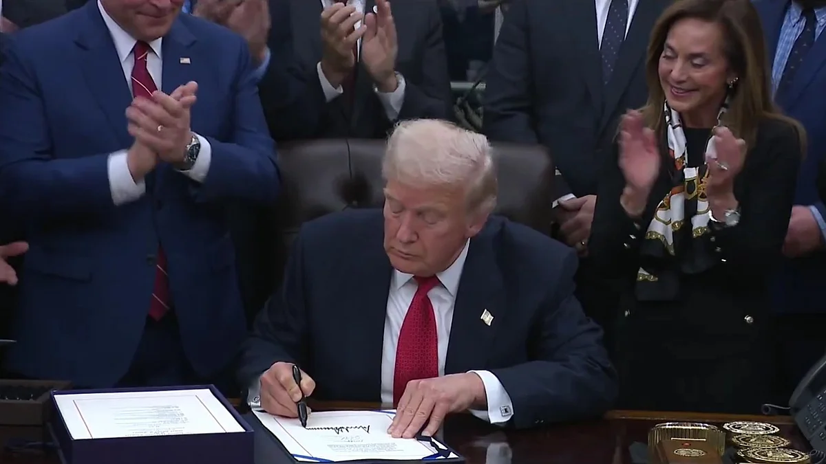 अमेरिका के राष्ट्रपति ट्रंप ने बिल पर किया हस्ताक्षर