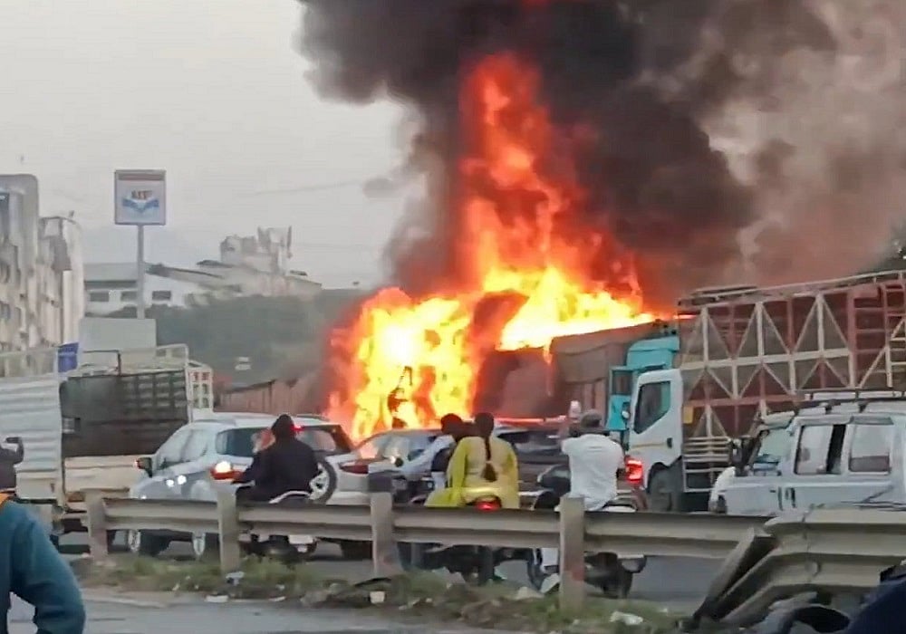 पुणे-बेंगलुरु हाईवे पर भीषण हादसा, ट्रक ने कई वाहनों को मारी टक्कर, 8 लोगों की मौत, कई गाड़ियां जलकर खाक