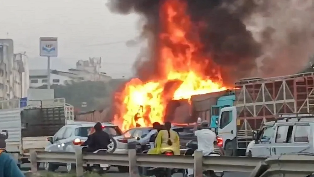 पुणे-बेंगलुरु हाईवे पर भीषण हादसा, ट्रक ने कई वाहनों को मारी टक्कर, 8 लोगों की मौत, कई गाड़ियां जलकर खाक