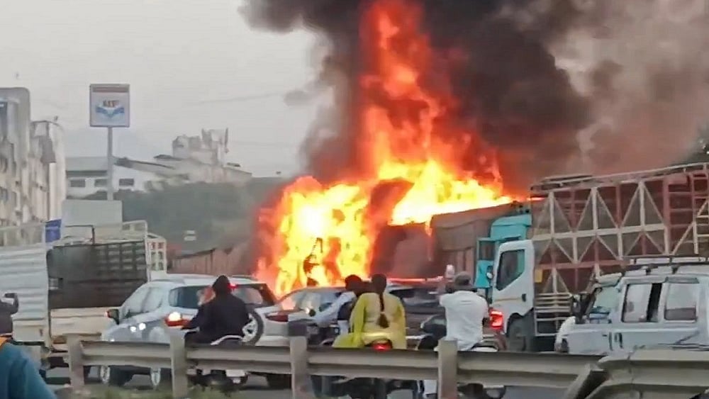 पुणे-बेंगलुरु हाईवे पर भीषण हादसा, ट्रक ने कई वाहनों को मारी टक्कर, 8 लोगों की मौत, कई गाड़ियां जलकर खाक