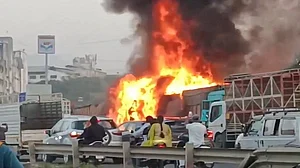 पुणे-बेंगलुरु हाईवे पर भीषण हादसा, ट्रक ने कई वाहनों को मारी टक्कर, 8 लोगों की मौत, कई गाड़ियां जलकर खाक