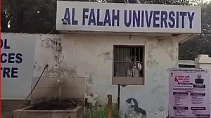 लाल किला विस्फोट: अल-फलाह विश्वविद्यालय को NAC से नोटिस मिला, झूठे दावे का आरोप