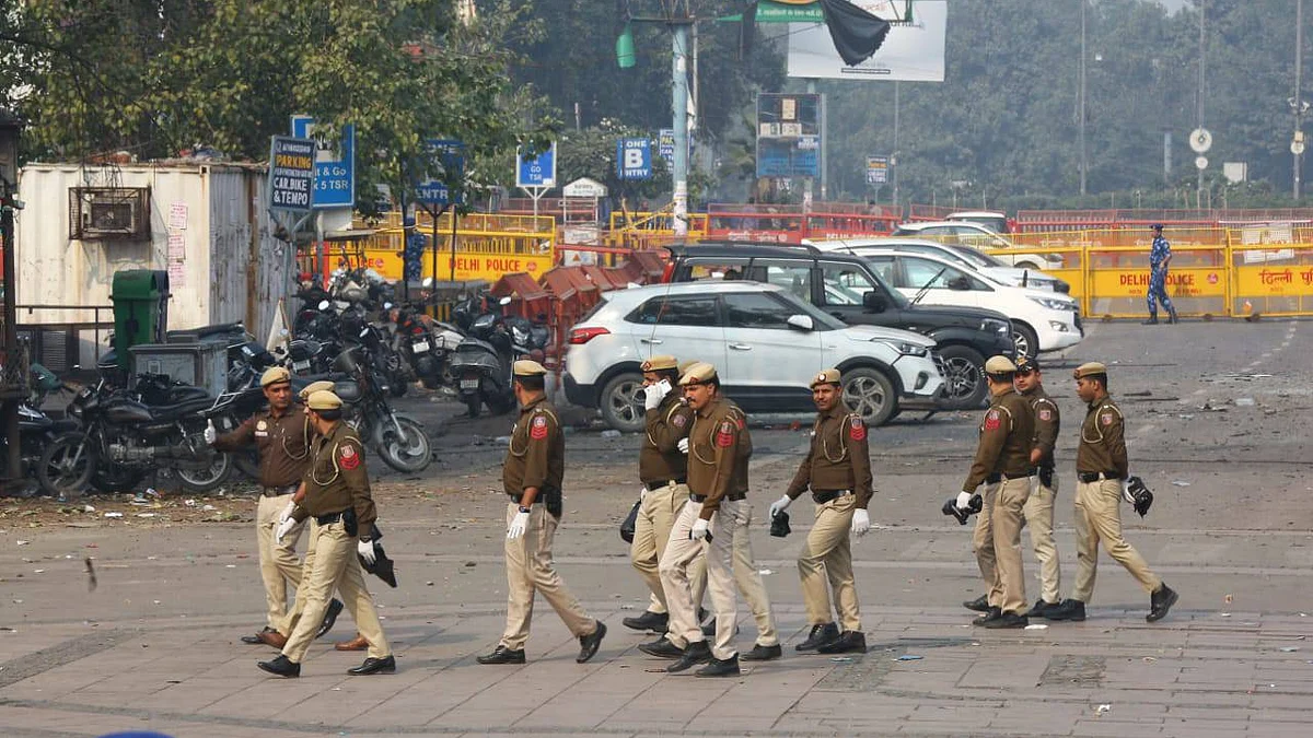 लाल किला विस्फोट से दिल्ली के बाजारों में कारोबार ठप, लोग अब ऑनलाइन खरीदारी पसंद कर रहे (फोटोः विपिन)