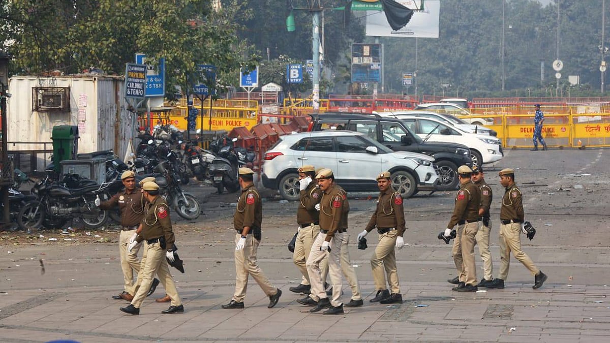 लाल किला विस्फोट से दिल्ली के बाजारों में कारोबार ठप, लोग अब ऑनलाइन खरीदारी पसंद कर रहे (फोटोः विपिन)