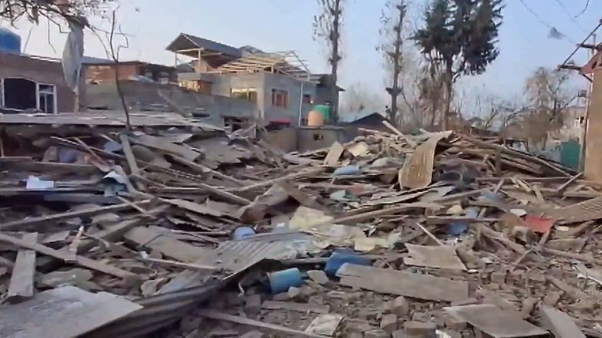 लाल किला विस्फोट: आरोपी डॉ. उमर के घर को किया गया ध्वस्त, पुलवामा में सुरक्षाबलों की कार्रवाई