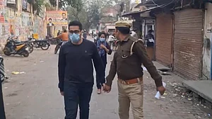 बड़ी खबर LIVE: नेपाल के रास्ते भारत में प्रवेश करने पर दो ब्रिटिश नागरिक गिरफ्तार, दोनों डॉक्टर