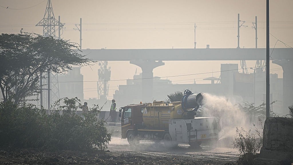 दिल्ली सरकार ने भलस्वा को पल्यूशन हॉटस्पॉट घोषित किया है और पानी का छिड़काव कराया जा रहा है, लेकिन इससे वायु प्रदूषण में कोई कमी नहीं आई है (फोटो - Getty Images)