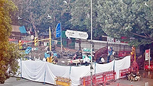 लाल किला विस्फोट: जिस पार्किंग में खड़ी थी उमर की कार, वहां मौजूद अन्य गाड़ियों का पता लगाने में जुटी पुलिस