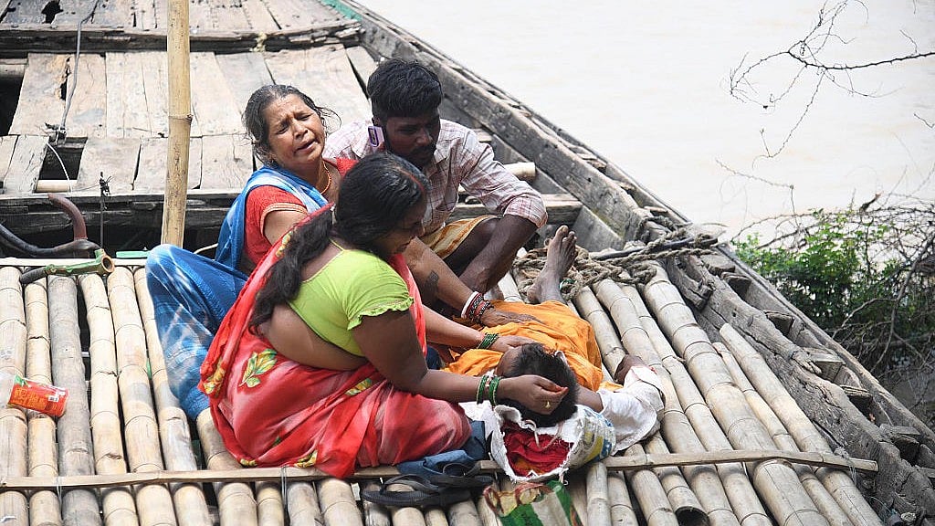 बिहार की हकीकत बयां करती यह तस्वीर इसी साल अगस्त माह की है जब पटना जिले के दानापुर में आई बाढ़ में लोगों के घरों में पानी भर गया और परिजन की मौत पर महिलाएं बिलखती नजर आई थीं (फोटो-Getty Images)