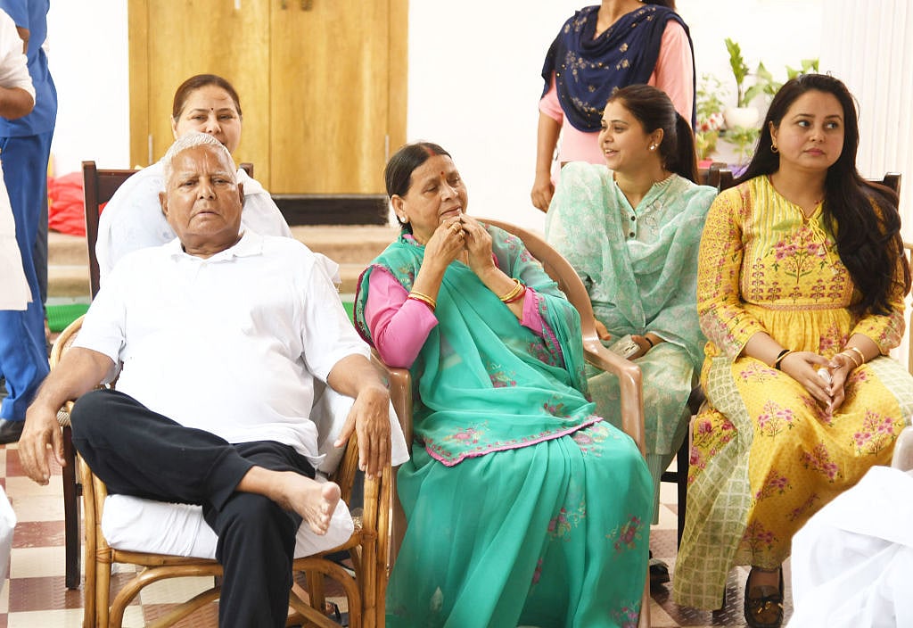 बिहार: लालू यादव की बेटी रोहिणी आचार्य का बड़ा दावा, 'इन लोगों ने मुझे गालियां दी, मारने के लिए चप्पल उठाई...'