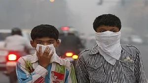 दिल्ली: प्रदूषण से हालत खराब, जहरीली हवा में सांस लेना हुआ मुश्किल, AQI 500 के पार पहुंचा