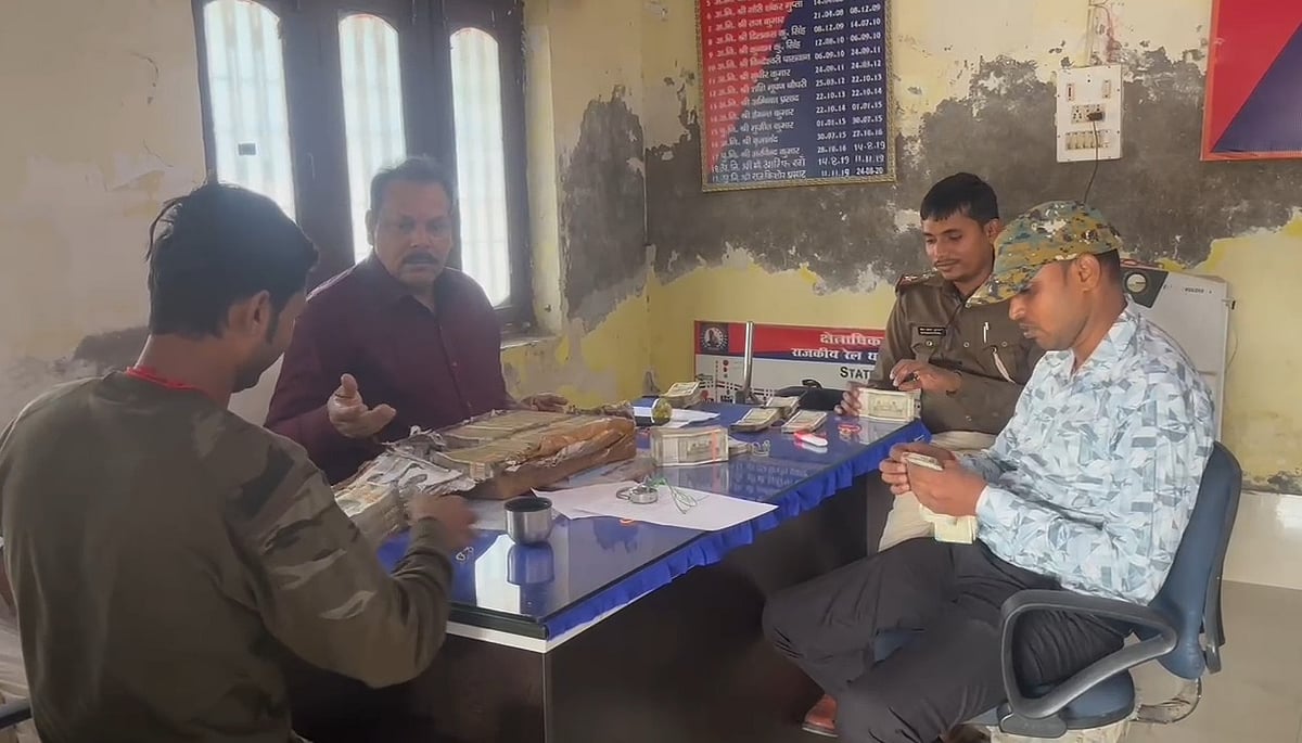 बिहार: जमुई में दुरंतो एक्सप्रेस में बैग खोलते ही RPF और जीआरपी रह गई दंग, गिरफ्तार हुआ यात्री