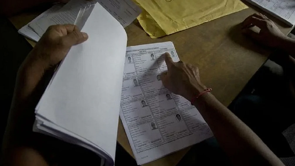 चुनाव आयोग ने असम में वोटर लिस्ट के 'विशेष पुनरीक्षण’ का आदेश दिया, SIR से होगा अलग, फॉर्म भरने की जरूरत नहीं