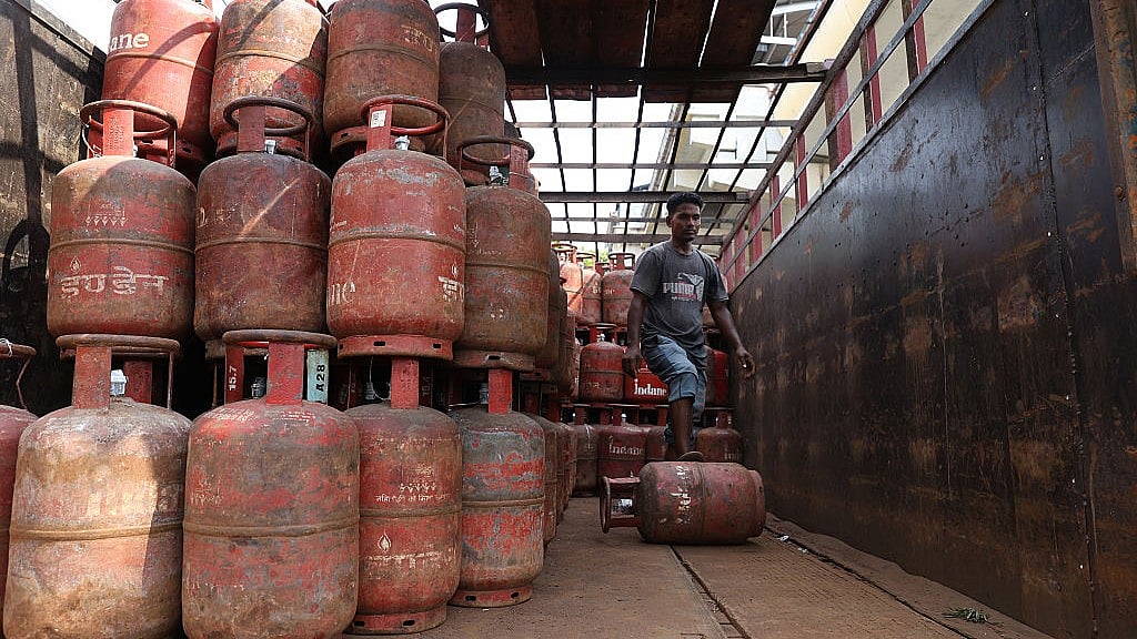 साख बनाने के लिए अमेरिकी गैस का सौदा: खाड़ी देशों के मुकाबले ज्यादा पैसे देकर होगी अमेरिकी एलपीजी की सप्लाई