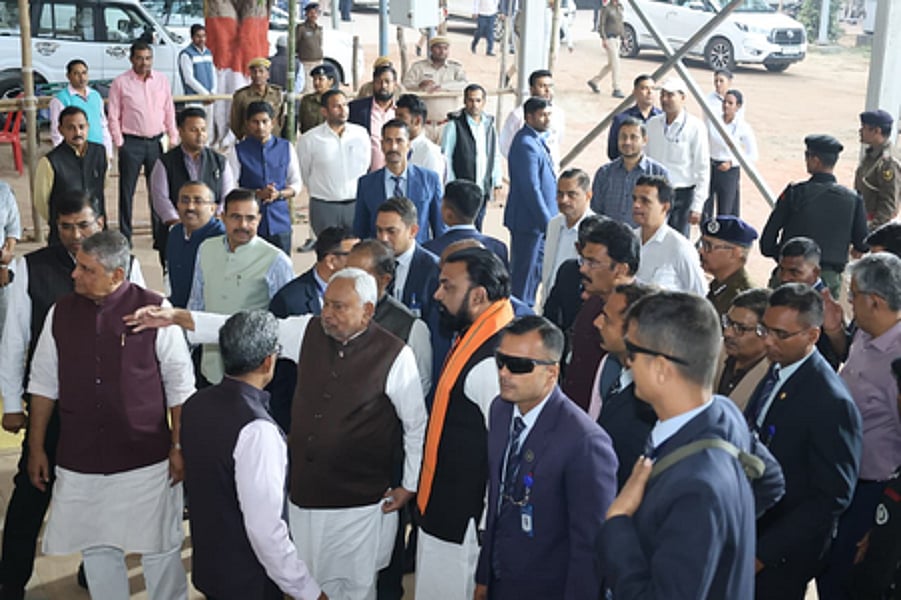बिहार: नीतीश कुमार ने शपथ ग्रहण समारोह की तैयारी का लिया जायजा, लाव-लश्कर के साथ पहुंचे गांधी मैदान