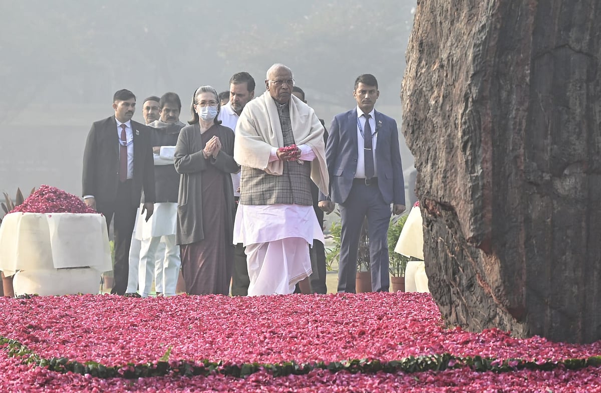 Birth Anniversary: शक्ति स्थल पर कांग्रेस नेताओं ने इंदिरा गांधी को दी श्रद्धांजलि, कहा- भारत की लौह महिला को शत शत नमन
