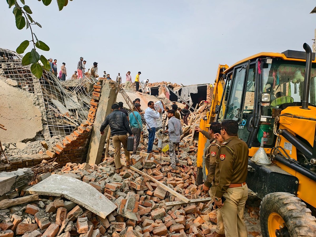 ग्रेटर नोएडा में बड़ा हादसा, निर्माणाधीन मकान का लेंटर गिरा, कई लोग मलबे में दबे, राहत और बचाव कार्य जारी