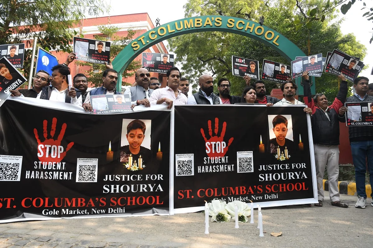दिल्ली: छात्र के आत्महत्या के बाद तनाव! परिजनों ने स्कूल के बाहर किया प्रदर्शन, गिरफ्तारी की मांग