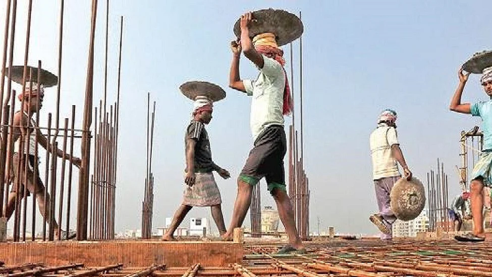 महामारी के दौर में बने श्रम कानूनों की मार