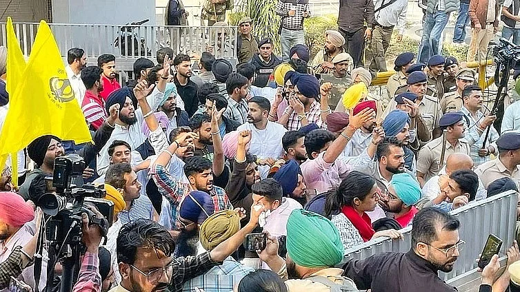 पंजाब: छात्र आंदोलन के आगे झुकना पड़ा केंद्र को