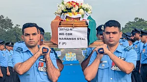 दुबई एयर शोः अमेरिकी पायलट ने नमांश के विमान के क्रैश के बाद भी शो जारी रहने पर जताई हैरानी, क्रू पर भी सवाल