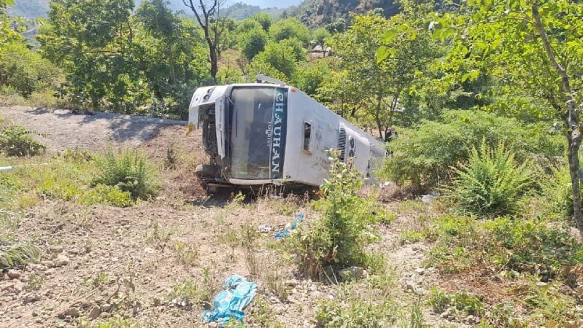 उत्तराखंड के टिहरी जिले में कुंजापुरी के पास खाई में गिरी बस, हादसे में 5 लोगों की मौत, 23 घायल